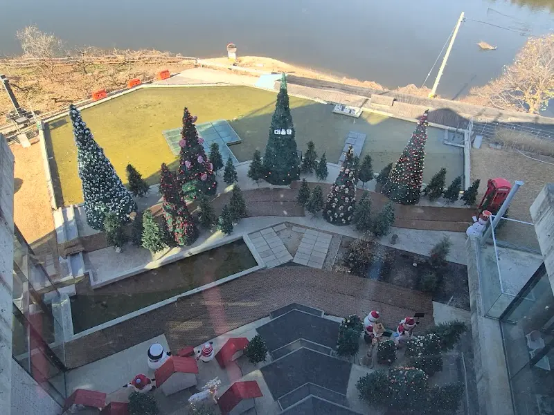 대율담 카페에서 바라본 저수지 풍경