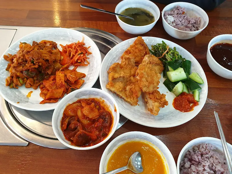 다양한 뷔페 음식