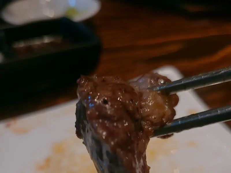 윤기가 흐르는 양갈비 한 점