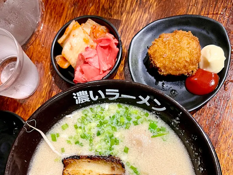 라멘과 함께 곁들여 먹은 감자 고로케와 초생강, 김치