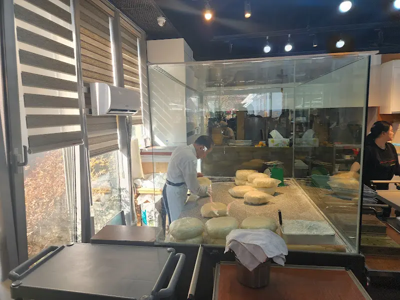 유리창 너머로 보이는 사장님의 면 반죽 모습