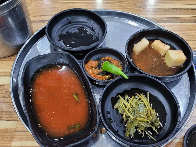 정갈하게 담겨 나온 기본 반찬