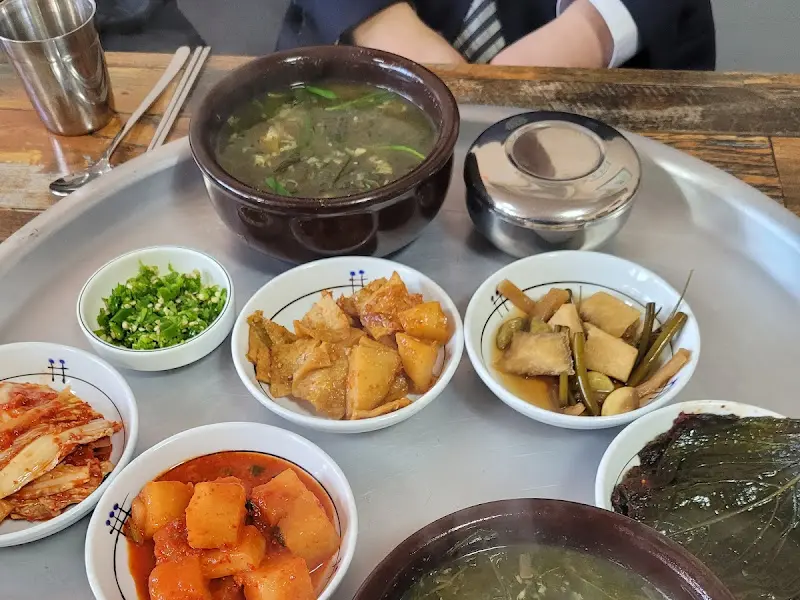 올갱이국과 반찬