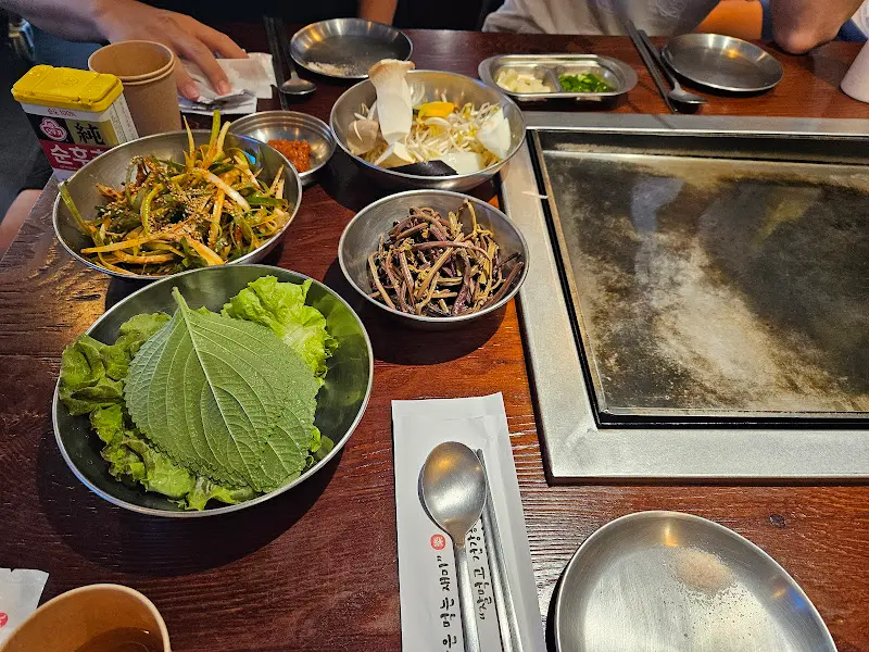 푸짐한 밑반찬과 철판