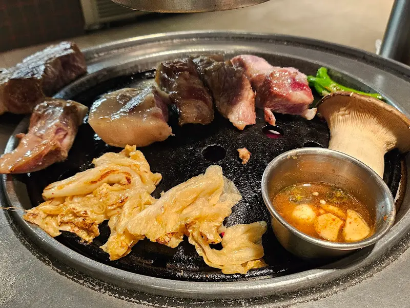 불판 위의 흑돼지와 고사리