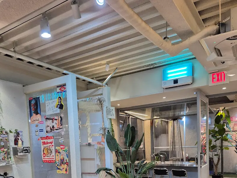 깁미타코 스트리트의 천장 인테리어