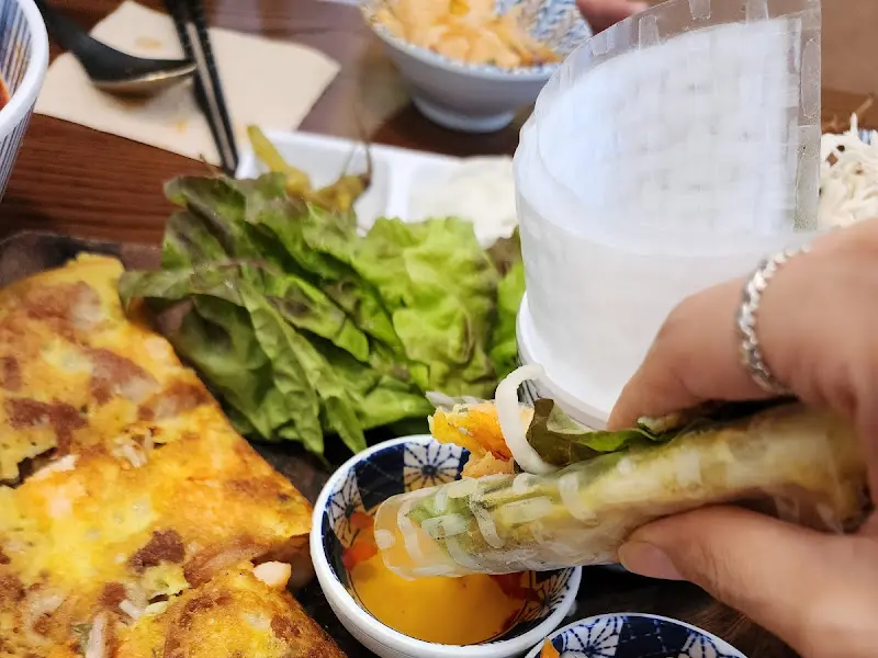 라이스페이퍼에 반쎄오를 싸는 모습