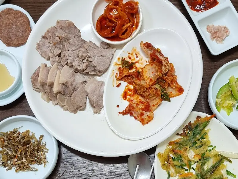 보쌈과 곁들여 먹는 다양한 반찬들