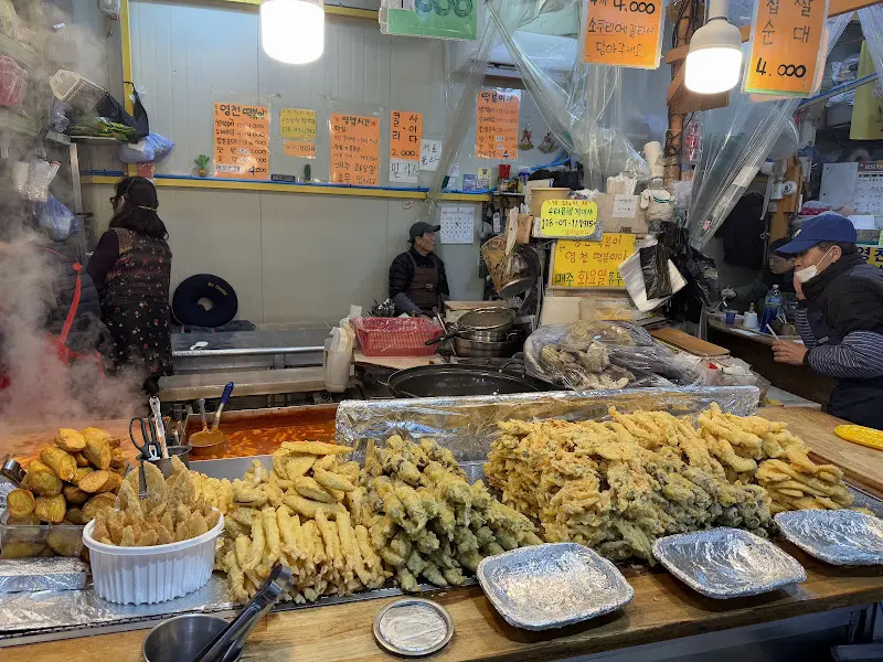 다양한 튀김이 진열된 모습