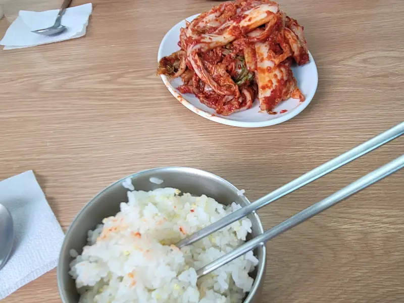 겉절이 김치와 밥의 조화