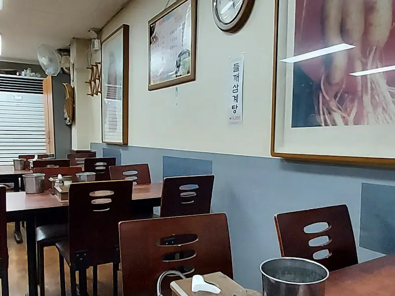 장수한방삼계탕 내부