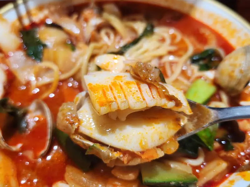 갑오징어와 면을 함께 들어올린 모습