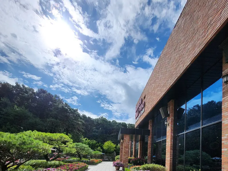 붉은 벽돌로 지어진 카페 외관