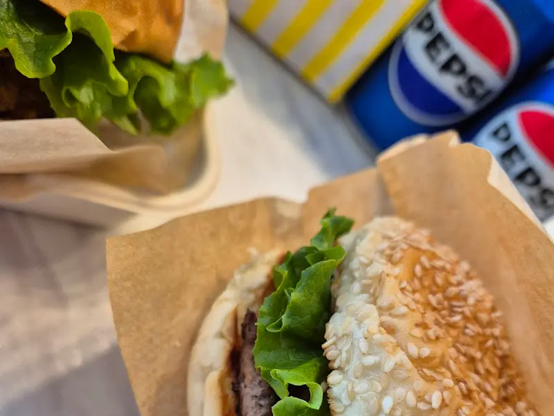 포장된 햄버거 근접샷