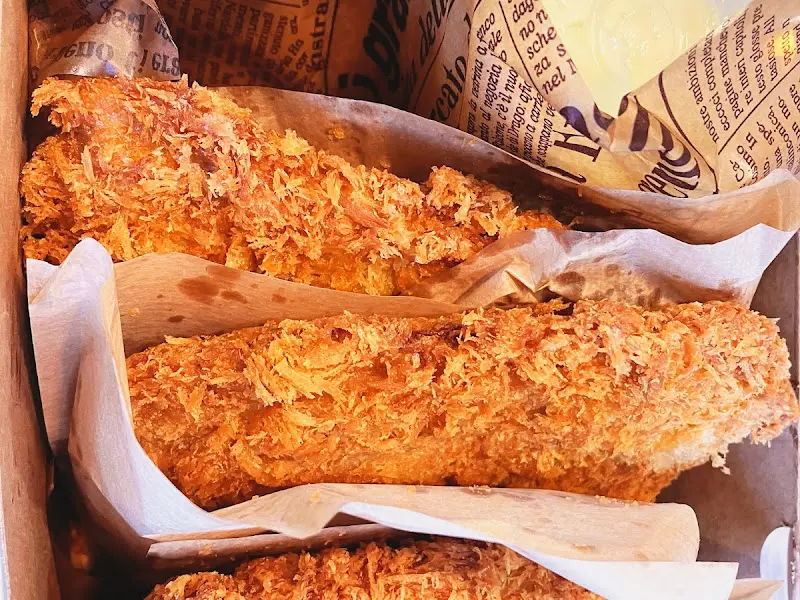 포장 용기 안에서 빛나는 돈까스