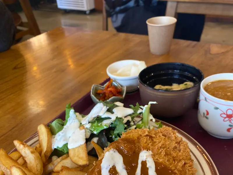 돈까스, 샐러드, 밥