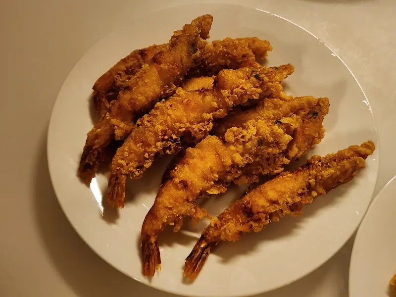 접시에 담긴 새우 튀김