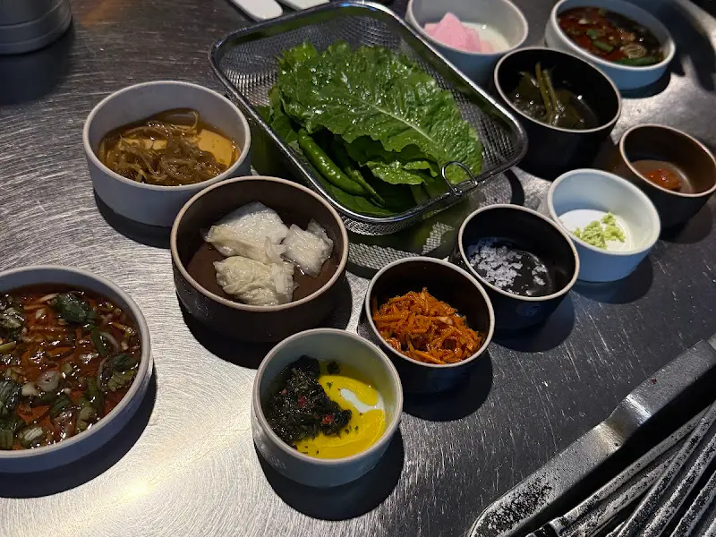 다양한 곁들임 소스와 채소