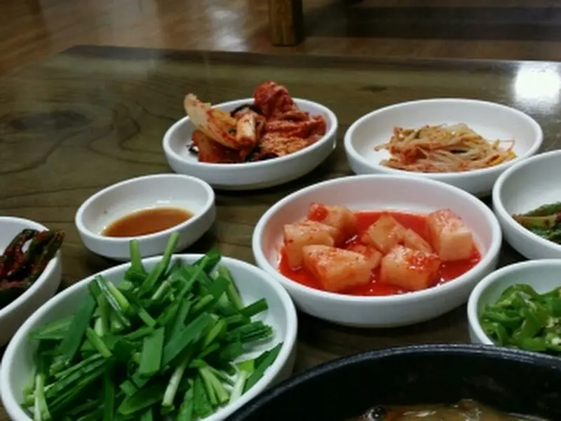 다채로운 반찬 구성