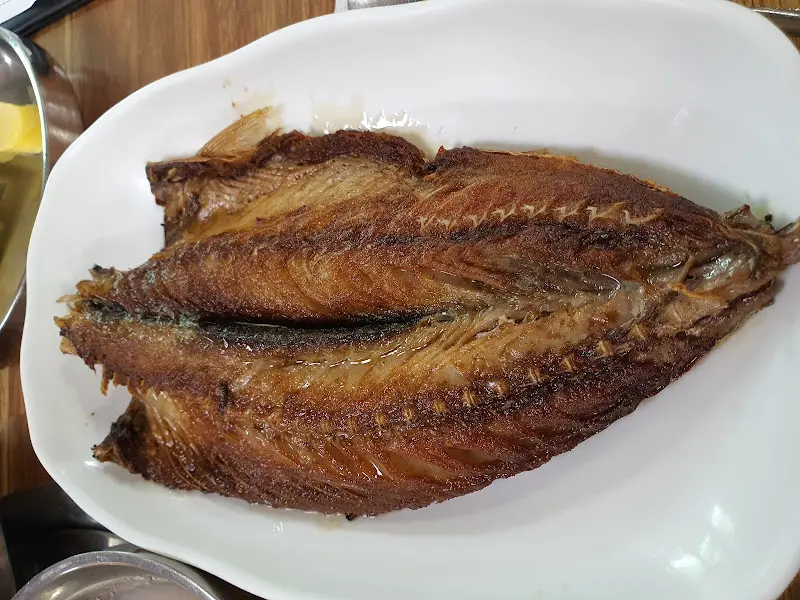 노릇하게 구워진 고등어 구이