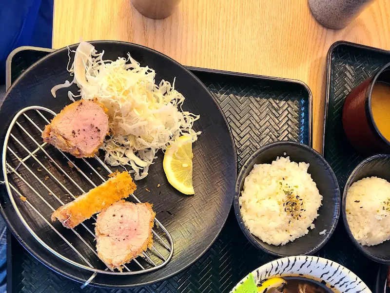 돈까스, 밥, 샐러드