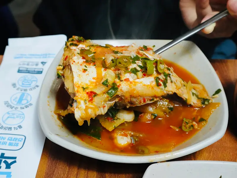 앞접시에 담긴 가자미찌개