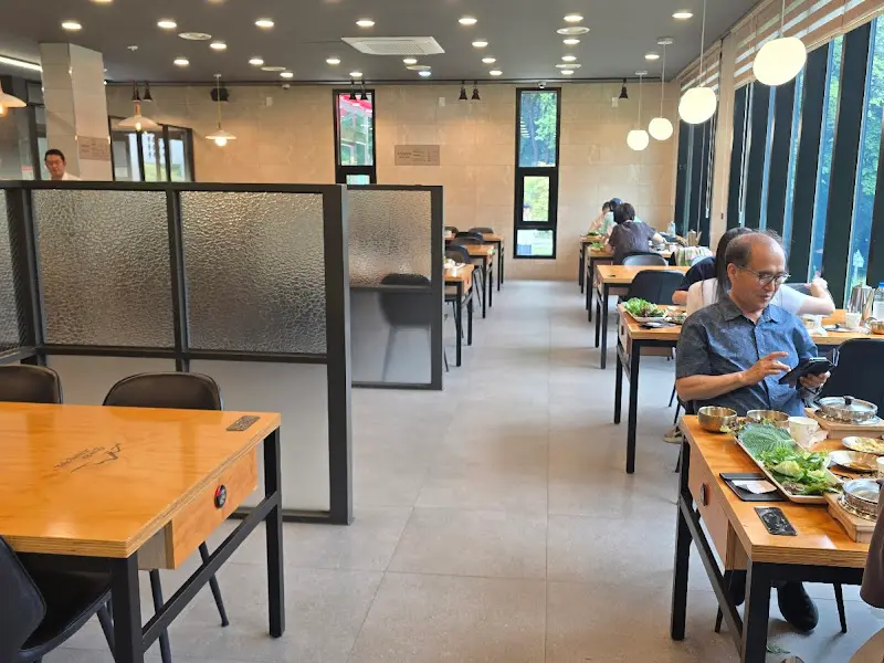 깔끔하고 넓은 실내 공간