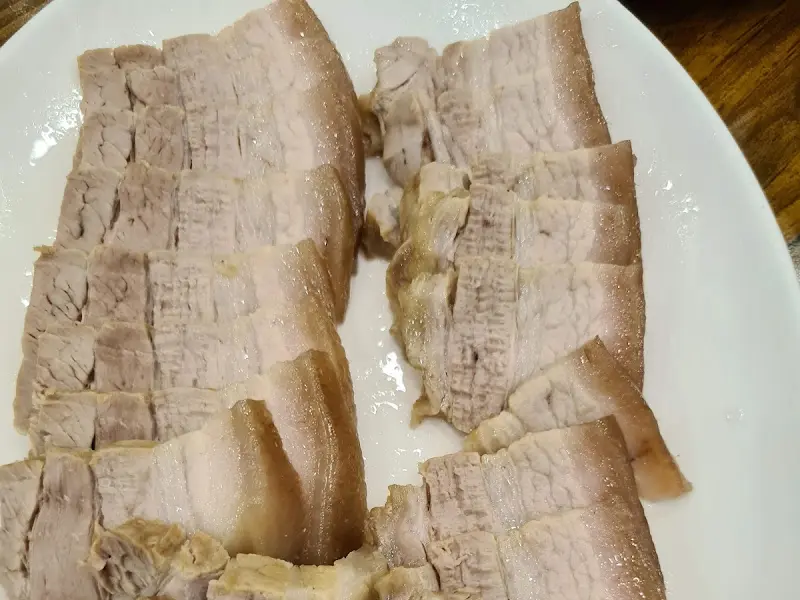 가지런히 놓인 수육의 단면