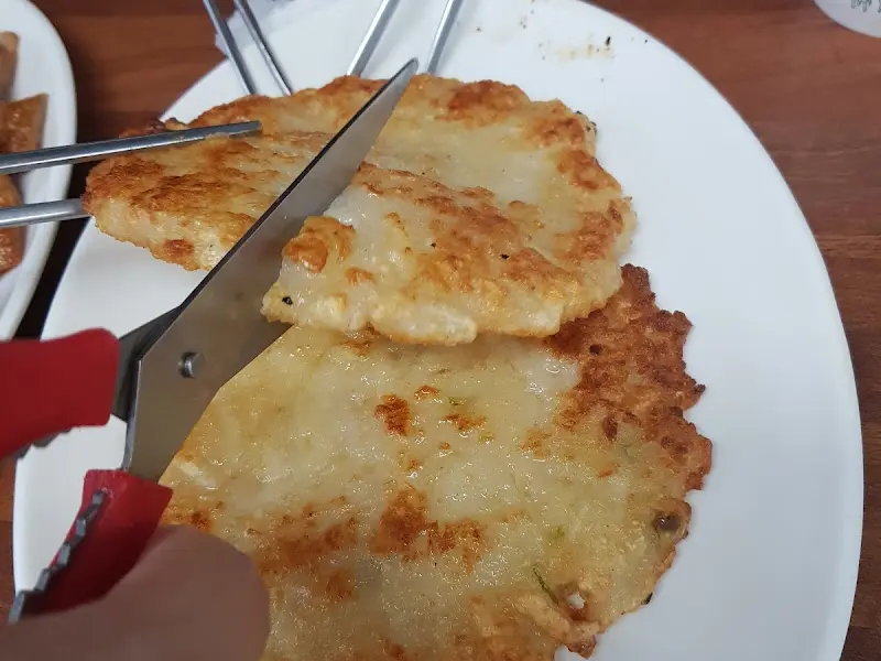 감자전 자르는 모습