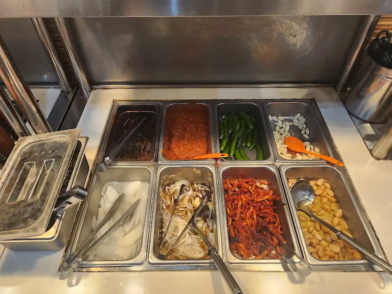 다양한 종류의 반찬이 준비된 샐러드바