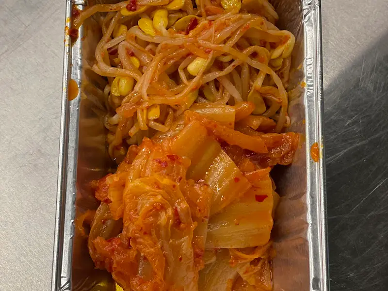 셀프바에 마련된 콩나물 김치