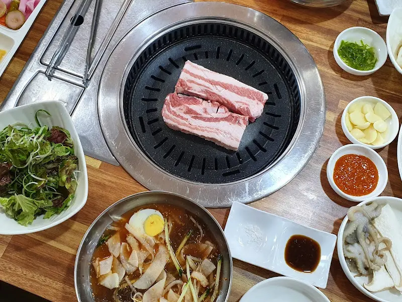 냉면과 함께 먹는 삼겹살