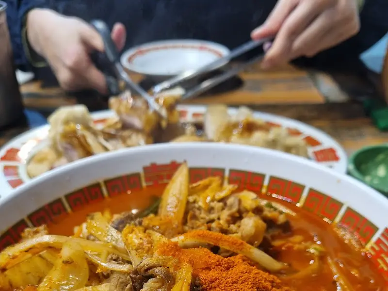 꿔바로우를 자르는 모습