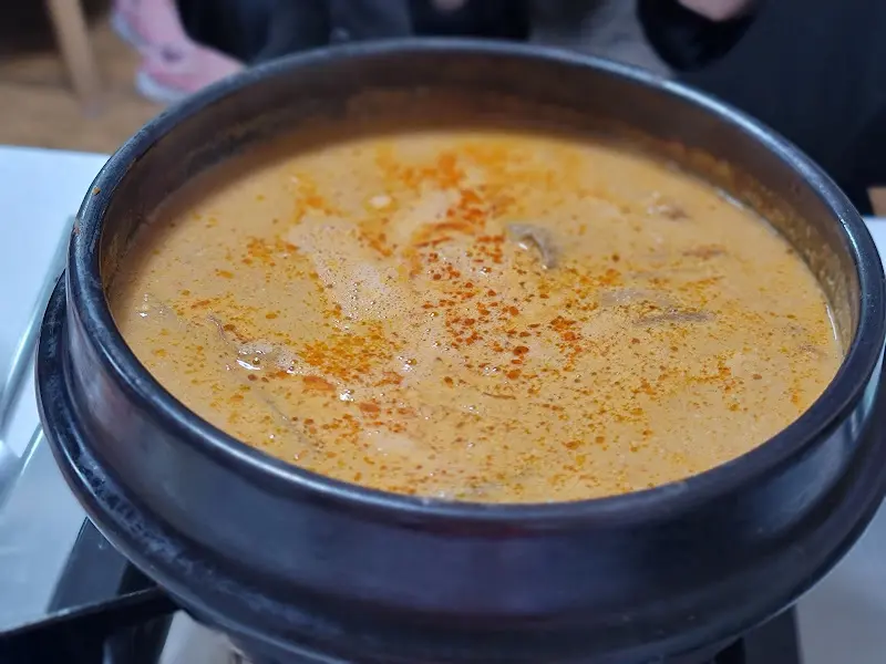 뽀얀 국물이 인상적인 오리탕