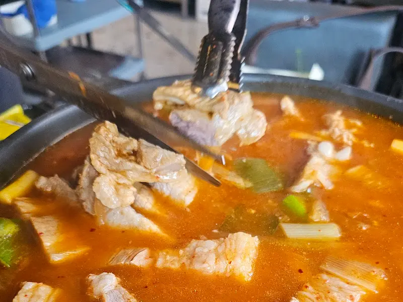 김치전골 속 돼지고기