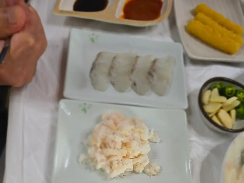 전어회와 곁들임 메뉴들