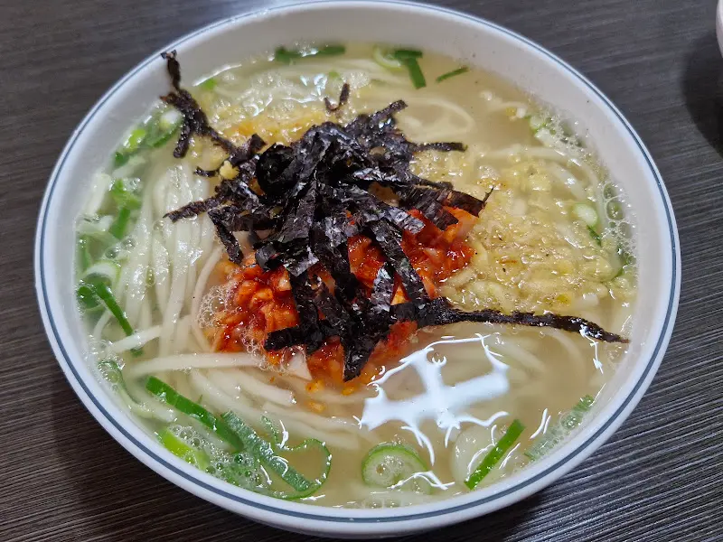 다대기가 올려진 칼국수