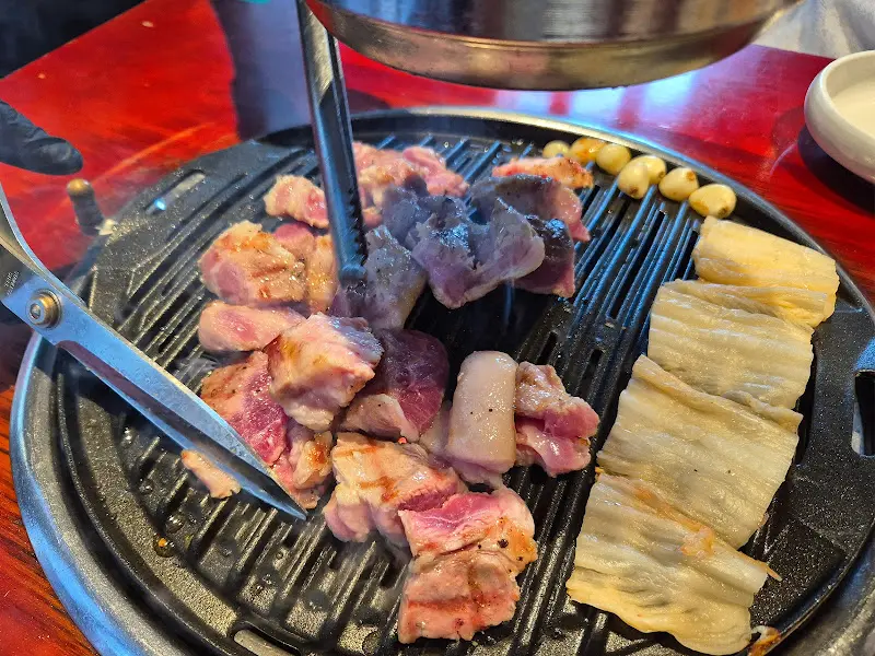 숯불 위에 구워지는 고기