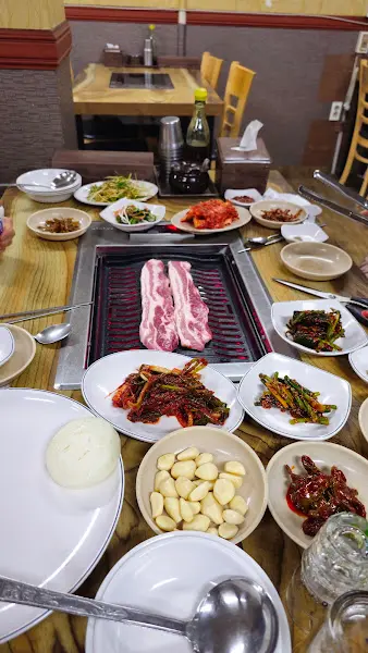 삼겹살과 푸짐한 반찬