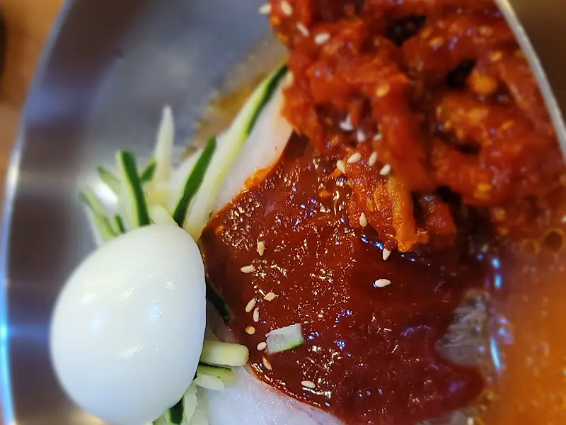 함흥냉면의 코다리 고명과 계란