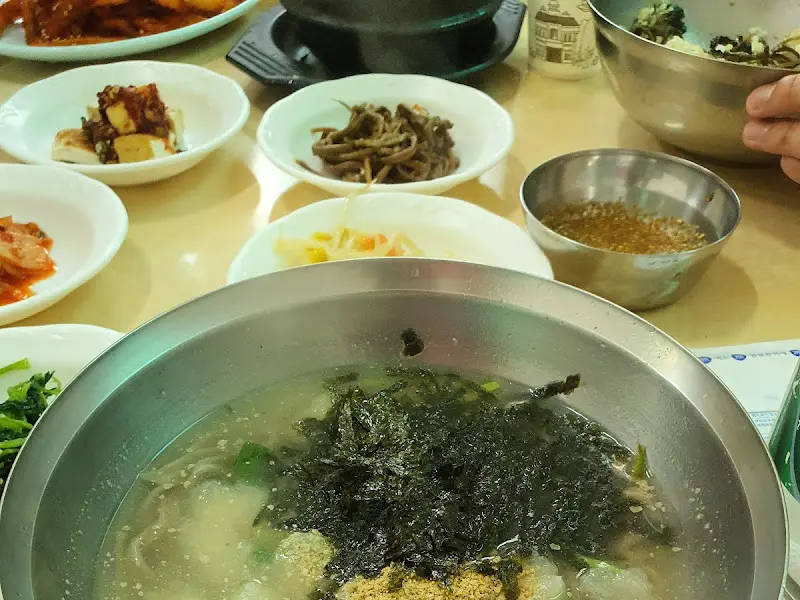 다채로운 밑반찬과 콧등치기 국수