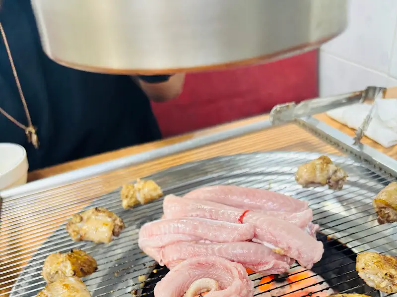 숯불 위에서 익어가는 곰장어 소금구이