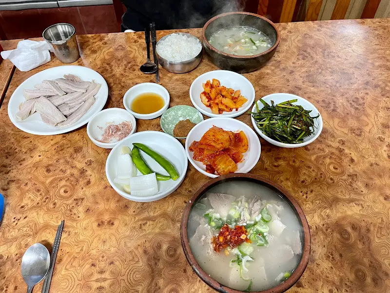 돼지국밥 한상차림