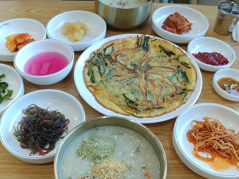 푸짐하게 차려진 바지락 요리 한 상