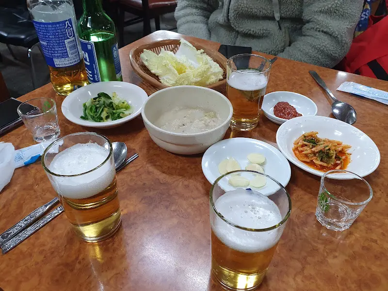 보쌈과 기본찬이 차려진 테이블