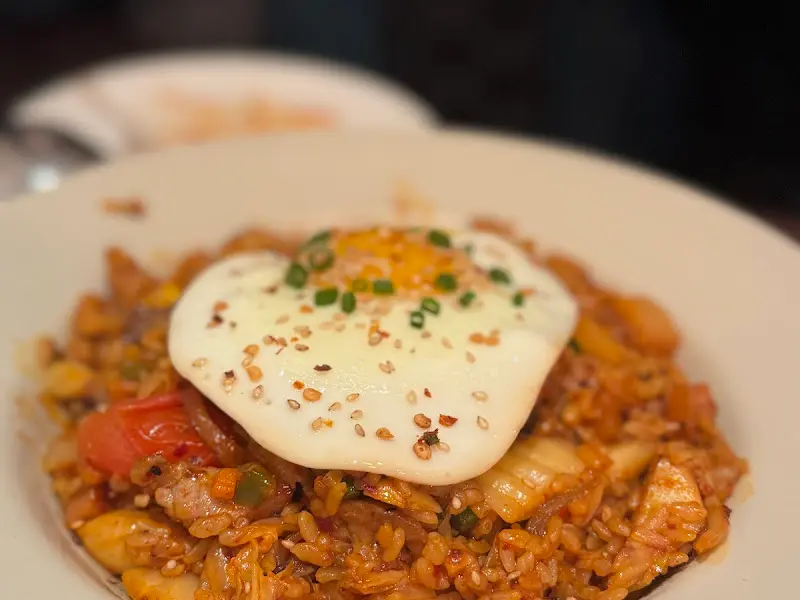 김치 필라프 위에 올려진 계란