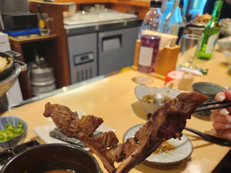 젓가락으로 집어 올린 양갈비