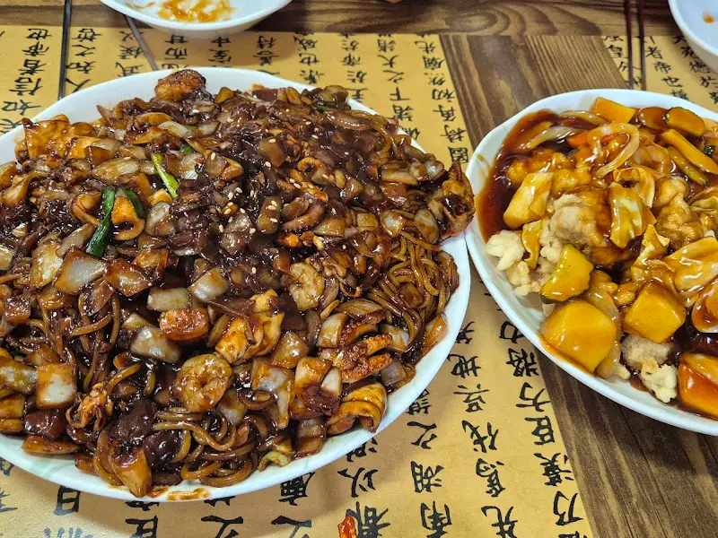 쟁반짜장과 탕수육의 환상적인 조합