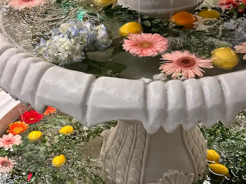 꽃분수가 놓여진 카페 내부