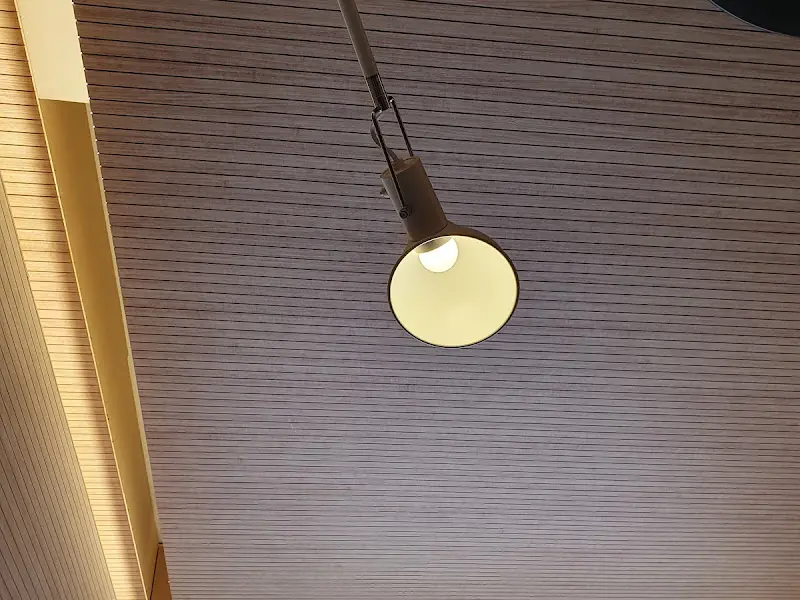 마일로 천장의 조명